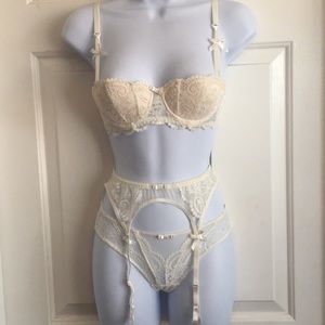 White lace lingerie set